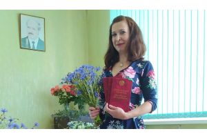 Жительницу Добрушского района поздравили с новым статусом и вручили ей три свидетельства о рождении