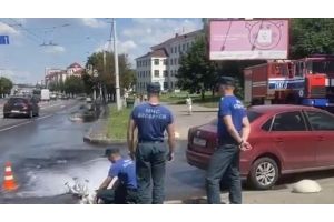 Спасатели по просьбе водоканала сливают воду из системы водоснабжения в двух районах Минска