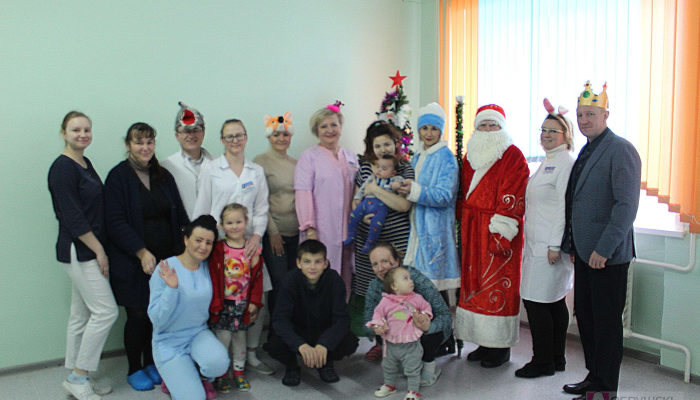 Маленькие пациенты получили новогодние подарки в стационаре добрушской больницы