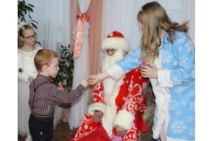В территориальном центре социального обслуживания населения Добрушского района прошел новогодний праздник для семей, воспитывающих детей-инвалидов