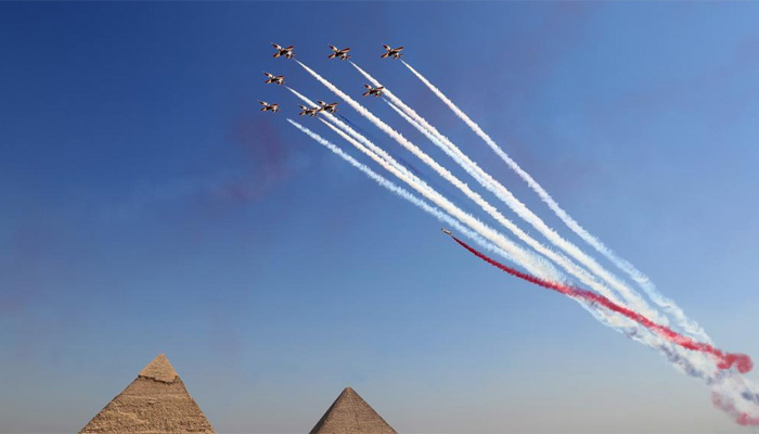 ФОТОФАКТ: Авиашоу над пирамидами Гизы