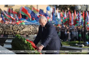 Президент возложил венок к монументу Победы в Минске