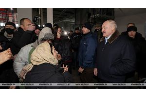 Лукашенко приехал к беженцам в ТЛЦ возле 
