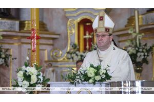 Лукашенко поздравил главу белорусских католиков с Пасхой