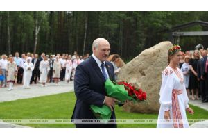 Президент принял участие в открытии мемориала на месте сожженной деревни Ола