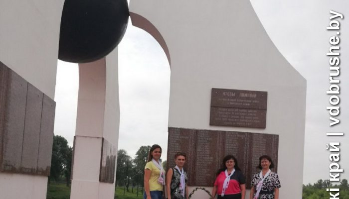 Добрушские общественники возложили цветы к мемориальному комплексу «Память»