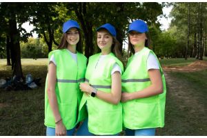 Чистота на улице – чистота в душе: финалистки «Мисс Беларусь» поработали граблями