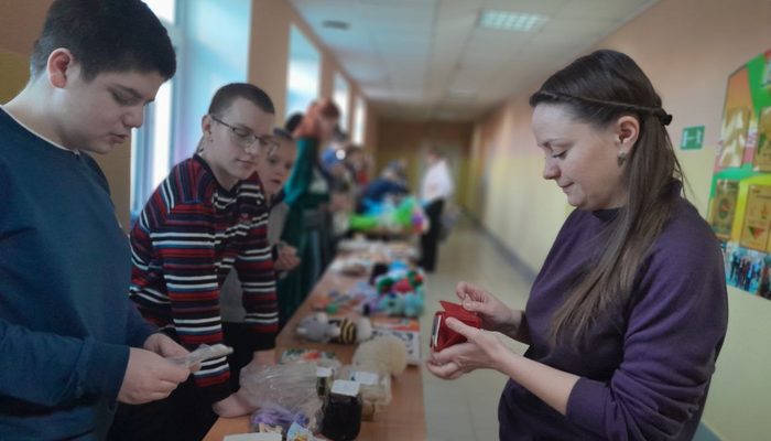 Открывайте кошельки, доставайте пятачки! На благотворительной ярмарке в Добруше цены низкие, а товар отменный