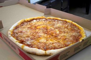 Бельгийцу 9 лет приносят пиццу, которую он не заказывал