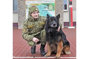 Пограничник Данила Чаплин из Добрушского района служит вместе со своим четвероногим товарищем