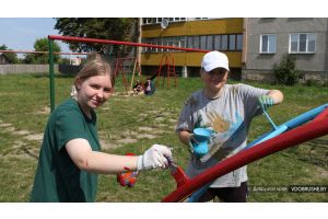 Активисты БРСМ из Добруша продолжают помогать коммунальщикам 