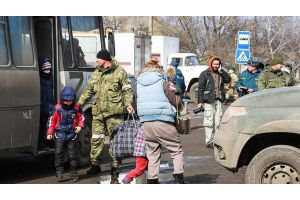 На границу с Россией прибыли еще около 300 беженцев из Мариуполя