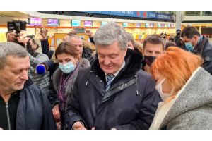 Экс-президент Украины Порошенко направляется в Киев, где пройдет суд