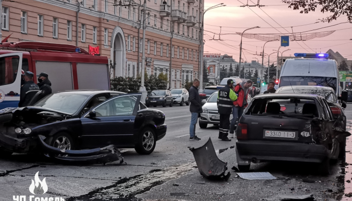 В Гомеле на проспекте Ленина столкнулись Jaguar и Hyundai. Есть пострадавшие (будет обновлено)