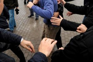 Молодежные разборки в Речице: 16-летний подросток избил парня, который пытался уйти из толпы дерущихся сверстников