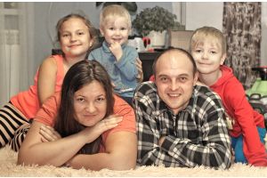 По случаю Дня отца журналисты ДК побывали в гостях у многодетной семьи добрушан Савченко