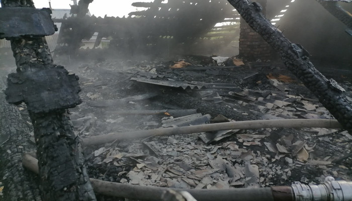 В Добрушском районе молния ударила в жилой дом. Крыша сгорела дотла