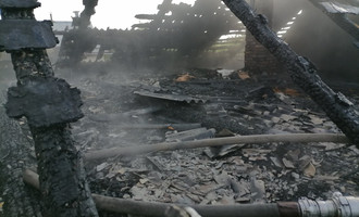В Добрушском районе молния ударила в жилой дом. Крыша сгорела дотла