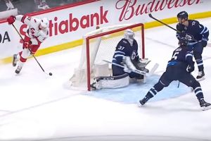 19-летний россиянин забросил вторую шайбу с крюка клюшки из-за ворот в истории НХЛ — первая принадлежит ему же