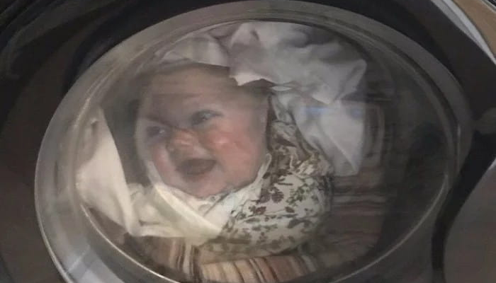 Мужчина чуть не получил сердечный приступ, увидев лицо ребенка в стиральной машине