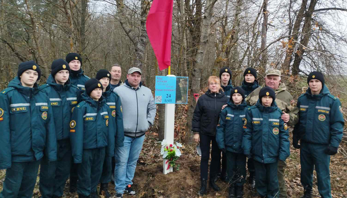 «Мы летали.  О нас помнят!». Табличку с такими словами в минувшие выходные добрушские поисковики установили вблизи райцентра,  где в годы Великой Отечественной войны располагался аэродром