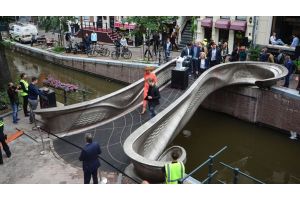 В Амстердаме открыли напечатанный на 3D-принтере мост