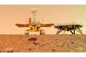 Китайский марсоход передал фото с Красной планеты