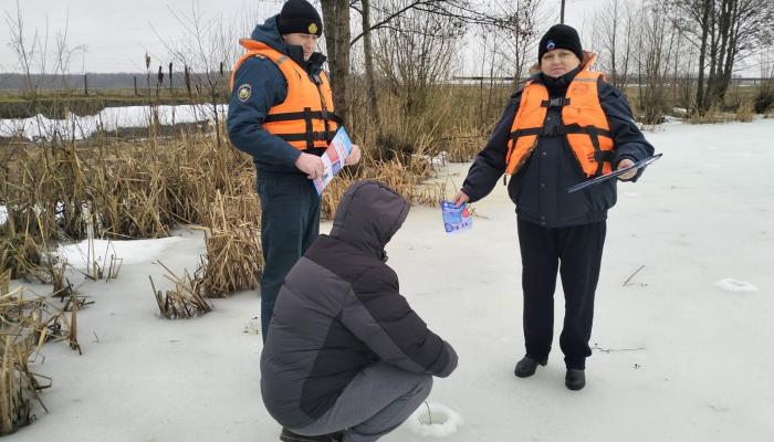 Жителям Добрушского района напомнили правила безопасности на зимних водоемах