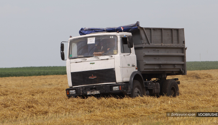 Улыбки механизаторов, развивающиеся флаги Беларуси на комбайнах. В сельхозпредприятии «Завидовское» одними из первых не только в районе, но и в области приступили к уборке озимых зерновых