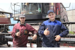 Учащиеся колледжей на лето сменили профессию и устроились на работу в сельхозпредприятие Добрушского района
