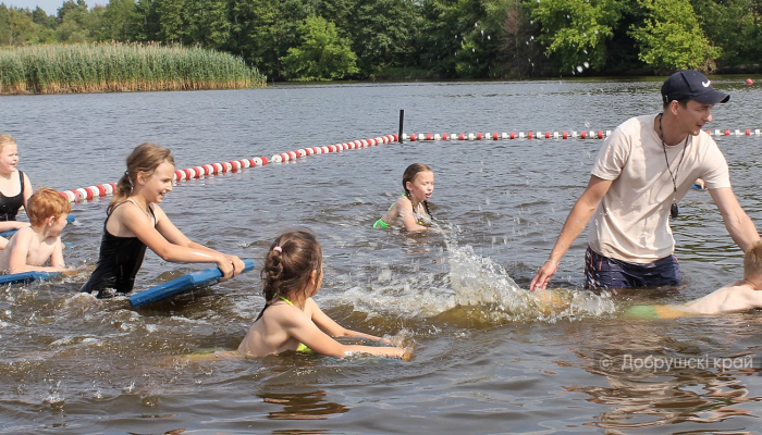 В Добруше третий год подряд реализуется проект по обучению школьников плаванию