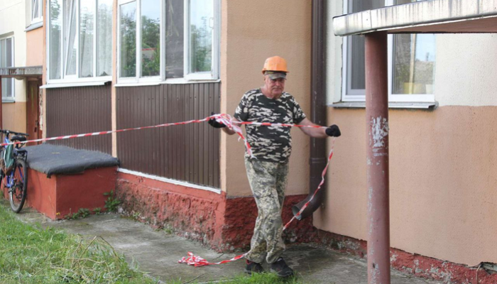 Ремонтные бригады «Добрушского коммунальника» и ПМК-5 продолжают восстанавливать поврежденные ураганом кровли социальных объектов и жилых домов