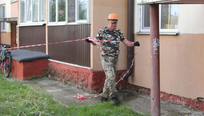 Ремонтные бригады «Добрушского коммунальника» и ПМК-5 продолжают восстанавливать поврежденные ураганом кровли социальных объектов и жилых домов