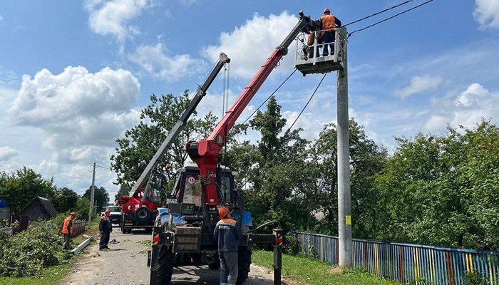 Аварийно-ремонтные бригады Добрушского РЭС за минувшую ночь устранили 23 перебоя в электроснабжении в райцентре