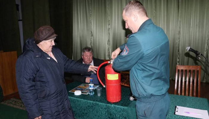 Как не впустить в свой дом огненную беду и что делать в случае пожара, жители Тереховки узнали на сельском сходе
