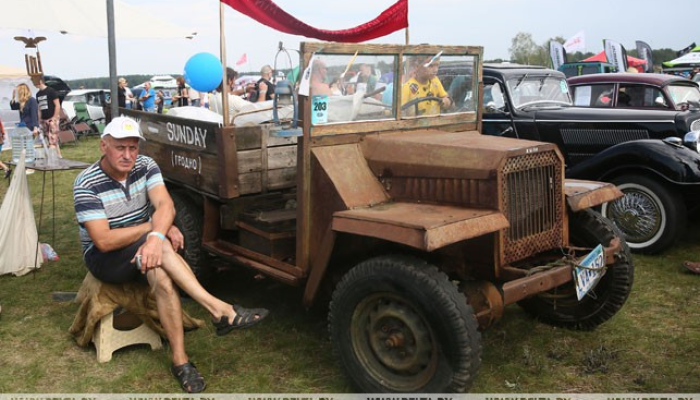 Золотая "Багира" и "Моргуновка" из "Операции Ы": на фестивале под Гродно представили 500 редких авто