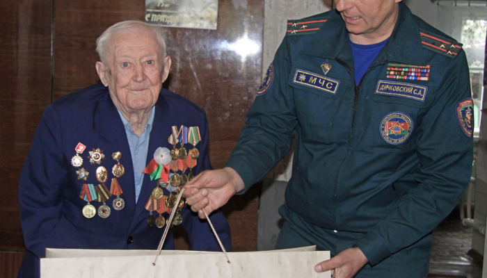 Парад Победы ветеран из Тереховки принял у своего дома