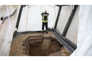 В Германии на парковке банка строители обнаружили 8-метровый туннель