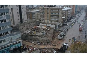 Число жертв землетрясений в Турции возросло до 2316 человек