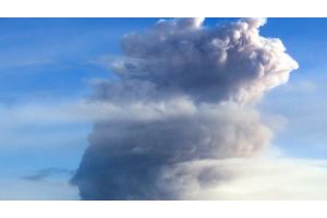 Вулкан Эбеко выбросил пепел на высоту 4 км - есть опасность для авиации