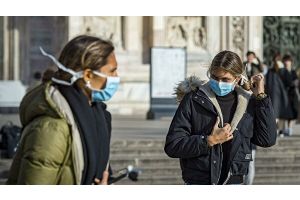 В Италии отменяют обязательное ношение масок на улице