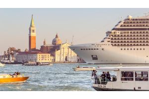 Большим круизным лайнерам запретят заплывать в центр Венеции