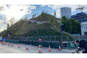 В центре Лондона установили искусственный парковый холм высотой 25 м
