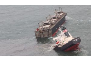 Корабль из Панамы сел на мель у берегов Японии и разломился надвое