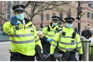 В Лондоне проходят очередные столкновения людей с полицией