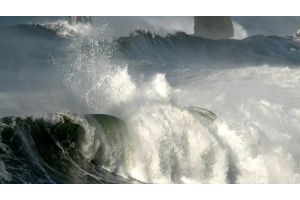 Девять человек утонули на юге Франции из-за высоких волн на море