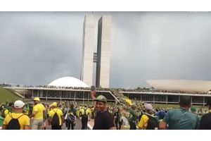 Сторонники бывшего президента Болсонару захватили здание Конгресса Бразилии