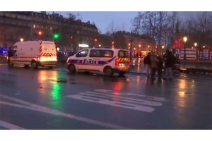 В Париже полиция применила водометы против участников акции протеста
