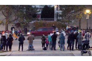 В США после наезда автомобиля на участников рождественского парада госпитализированы 28 человек
