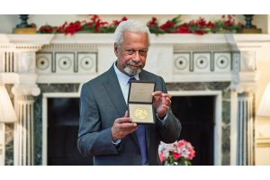 Медаль лауреату Нобелевской премии по литературе вручили в Лондоне